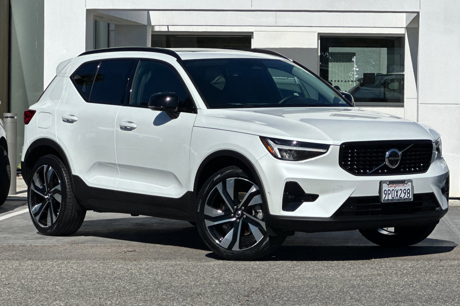 Used 2025 Volvo XC40 B5 Plus image 2