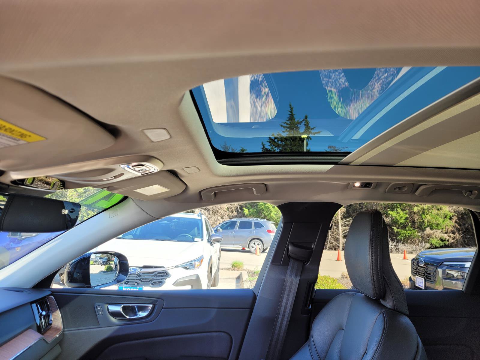 Used 2021 Volvo XC60 T6 Momentum w/ Premium Package image 15