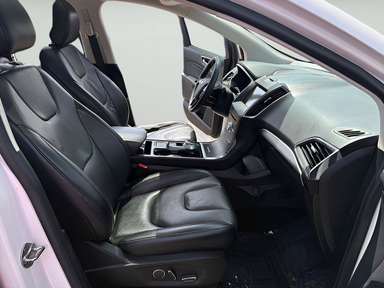 Used 2019 Ford Edge Titanium w/ Cold Weather Package AWD/4WD image 13