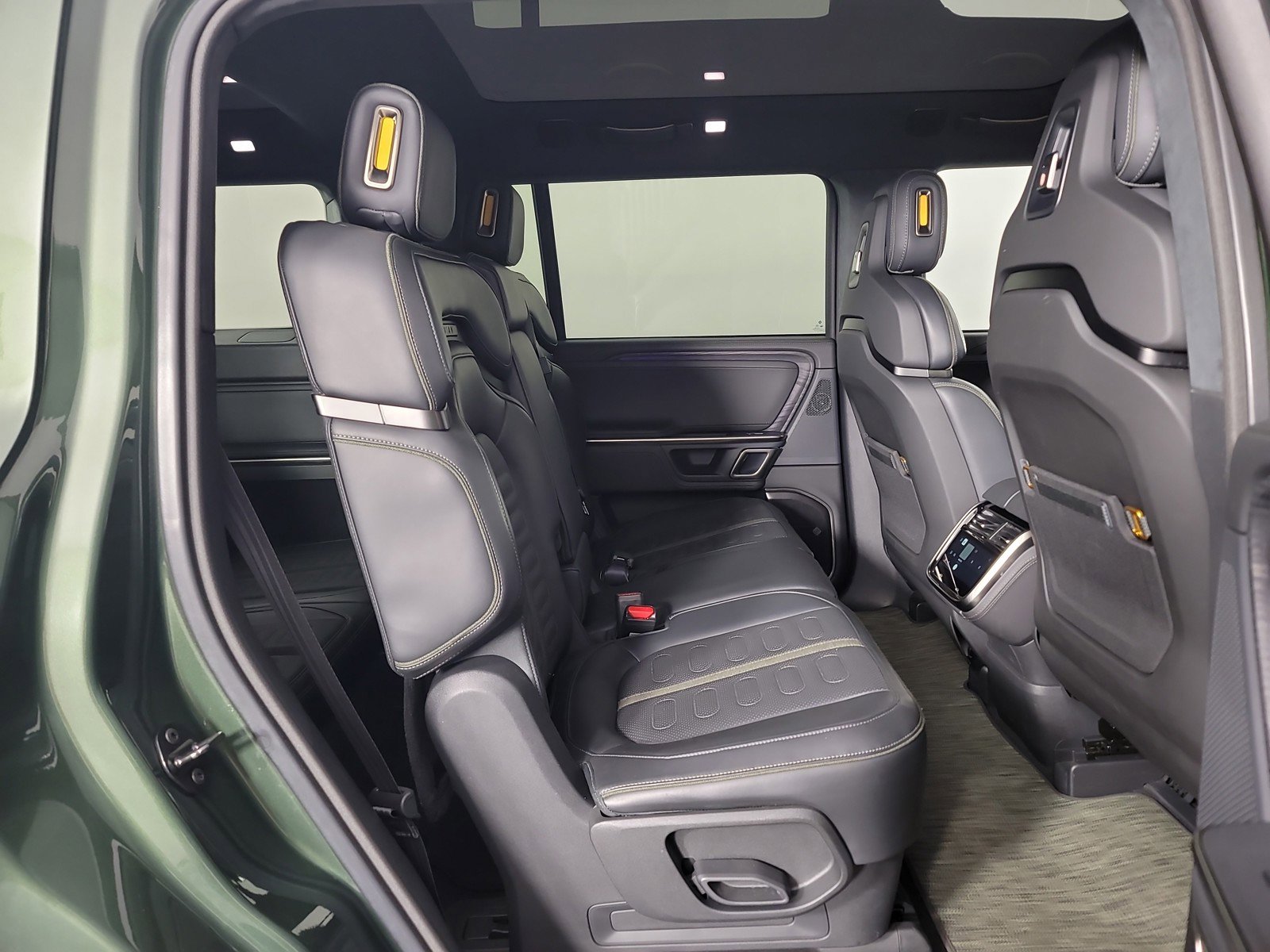 Used 2024 Rivian R1S Adventure AWD/4WD image 23