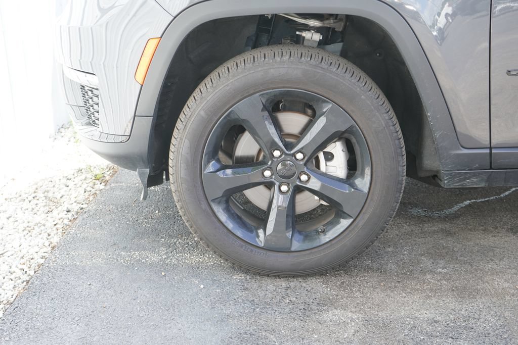 Used 2025 Jeep Grand Cherokee L Limited w/ Black Appearance Package AWD/4WD image 6