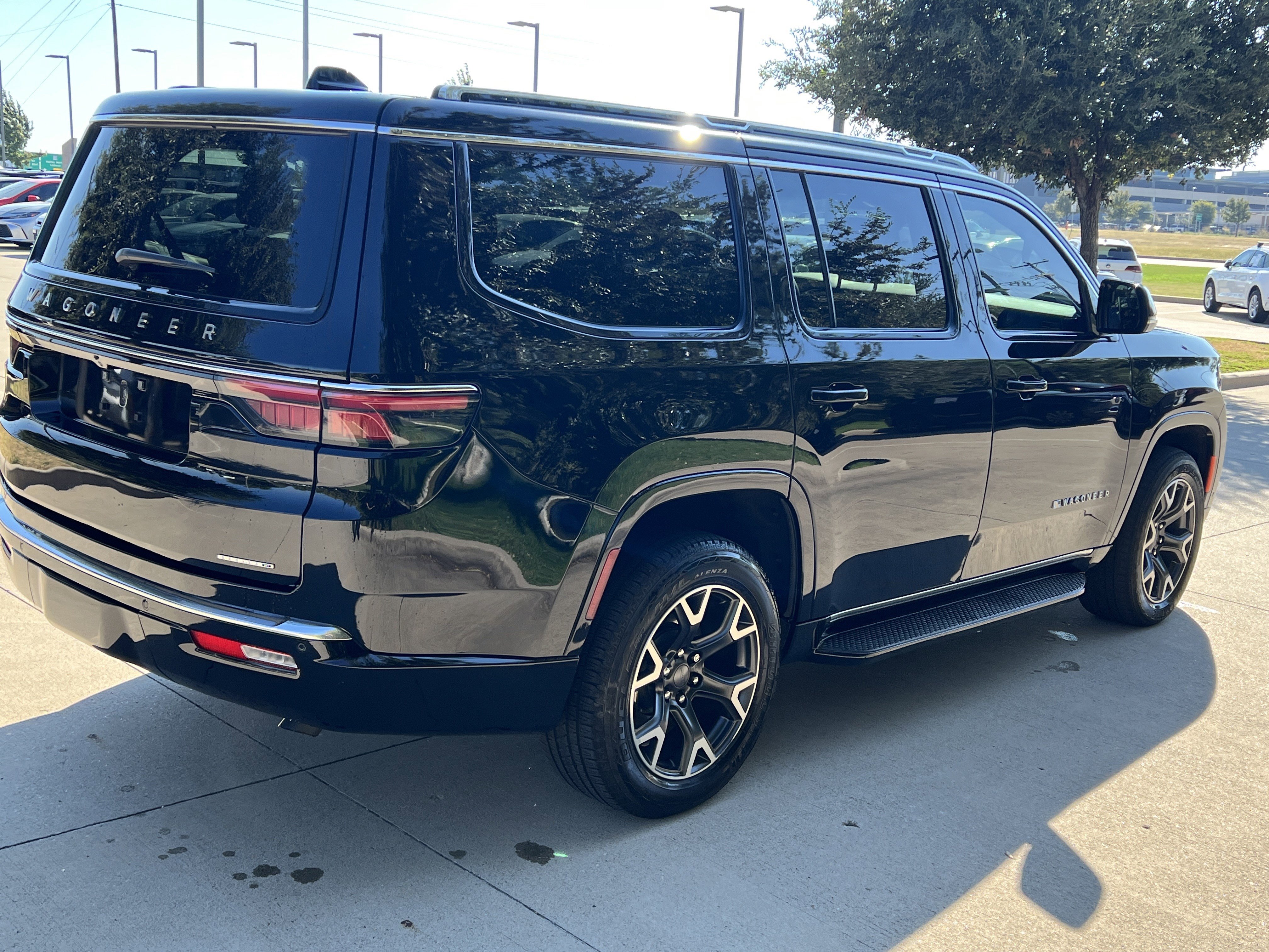 Used 2023 Jeep Wagoneer Series III w/ Preferred Equipment Group image 10