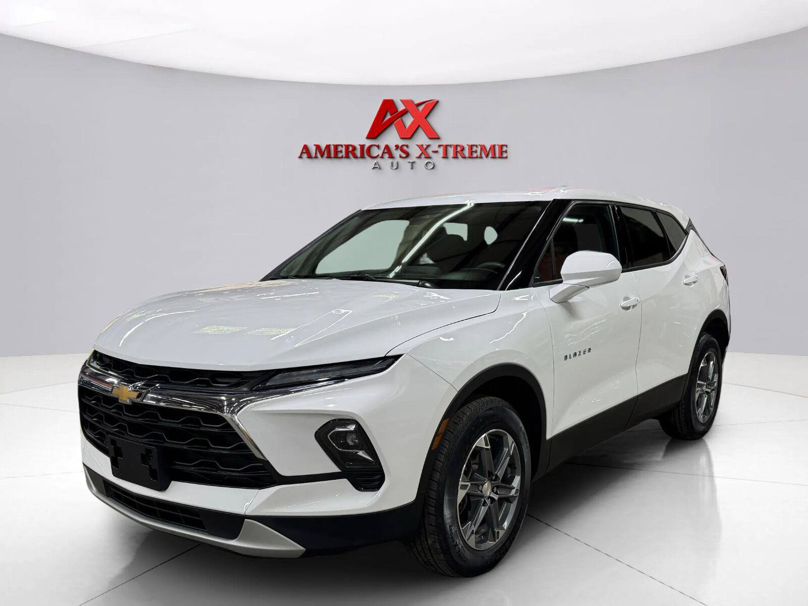Used 2024 Chevrolet Blazer LT FWD image 2