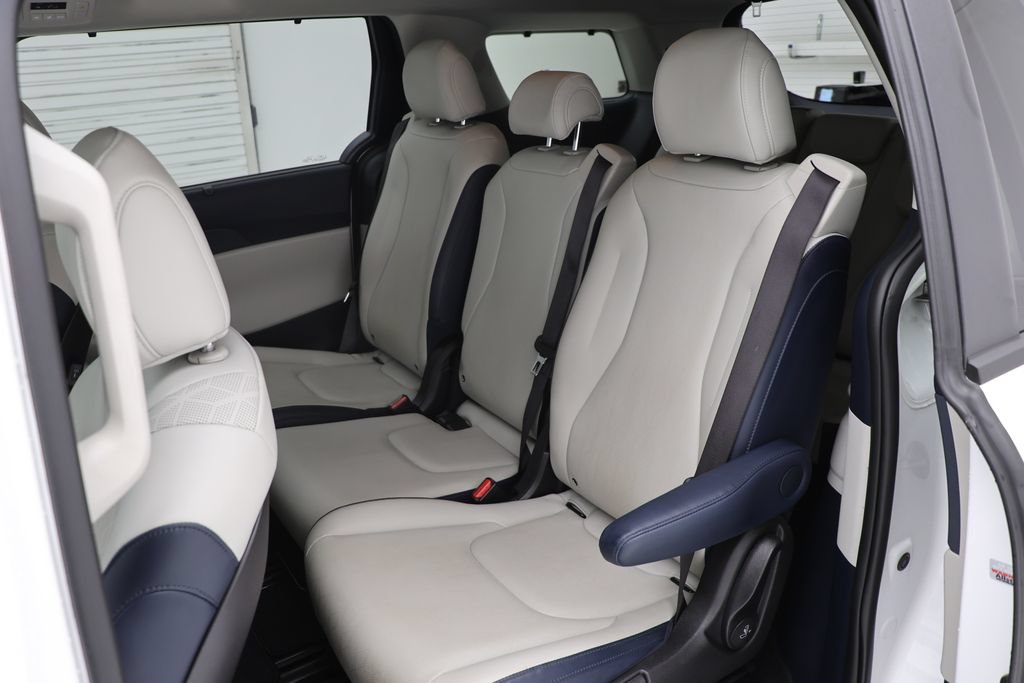 Used 2025 Kia Carnival EX FWD image 12