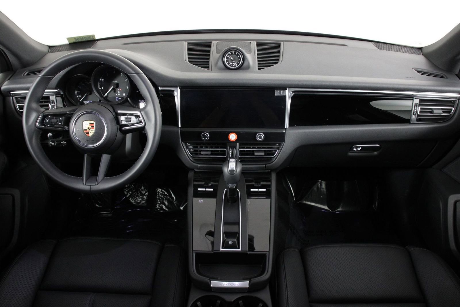 Certified 2025 Porsche Macan image 11