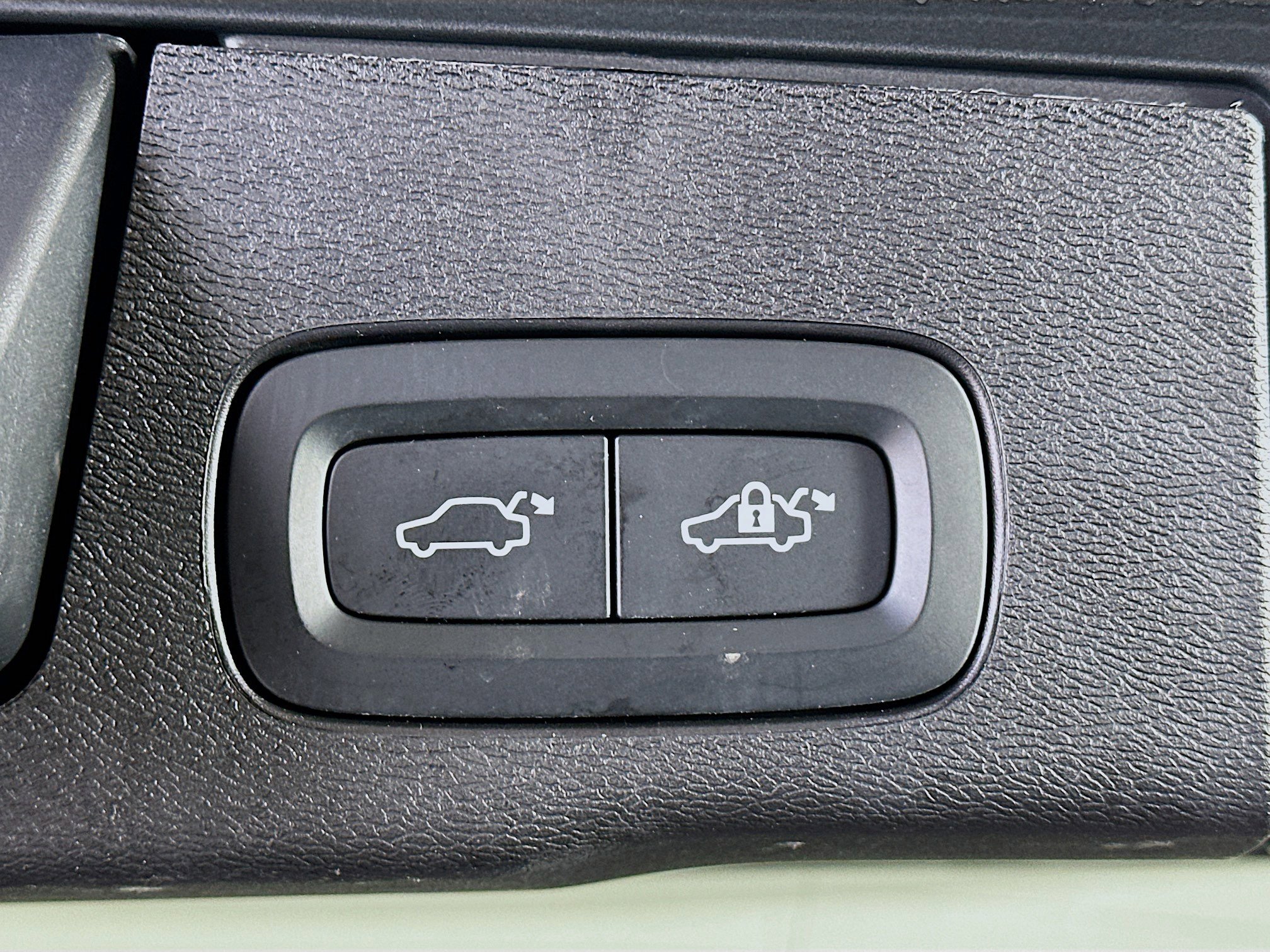 Used 2025 Volvo XC60 B5 Plus image 30