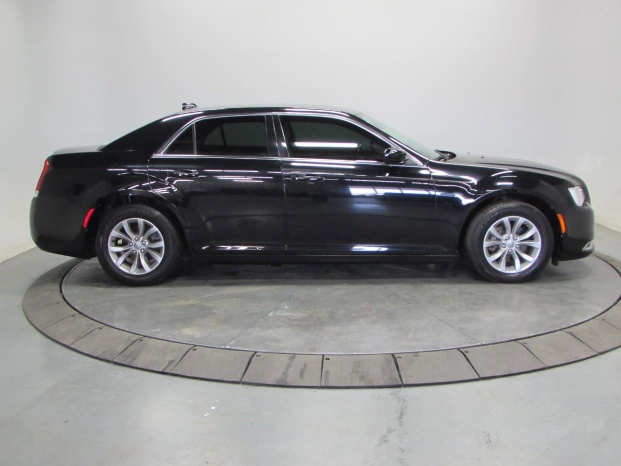 Used 2020 Chrysler 300 Touring image 8