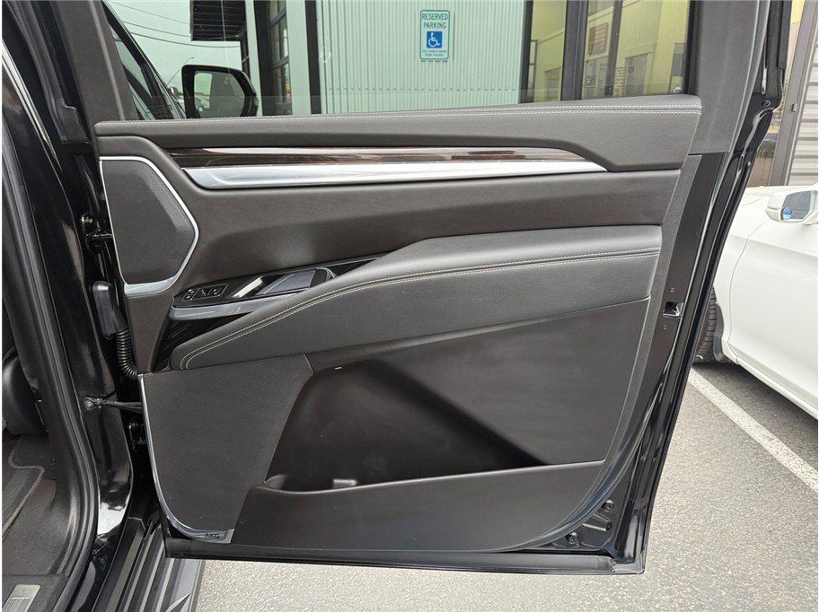 Used 2025 Cadillac Escalade ESV Premium Luxury image 41