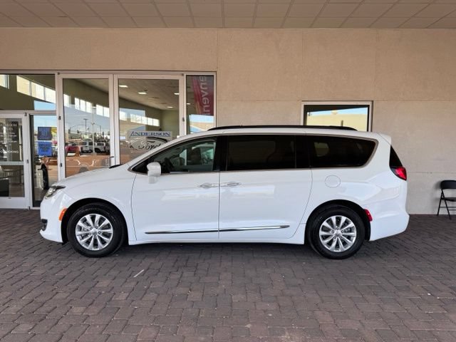 Used 2017 Chrysler Pacifica Touring-L FWD image 2