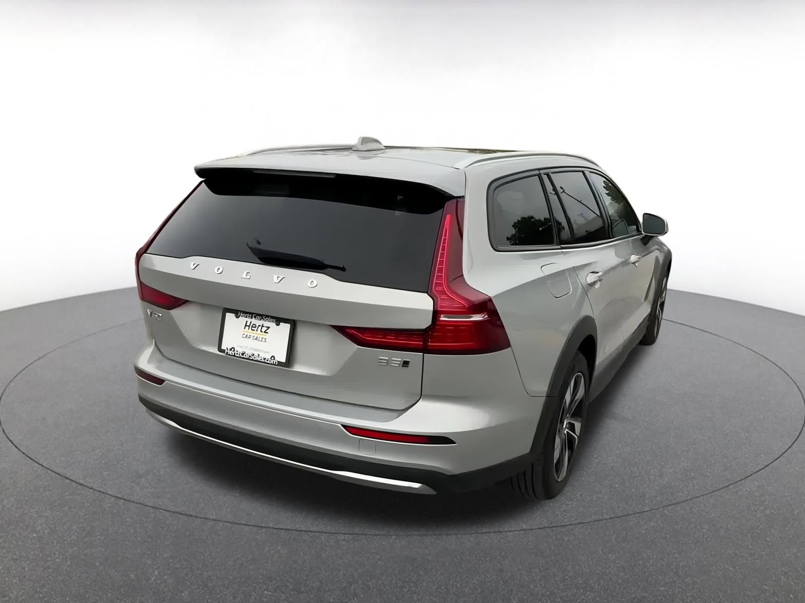 Used 2025 Volvo V60 B5 Cross Country Plus image 14