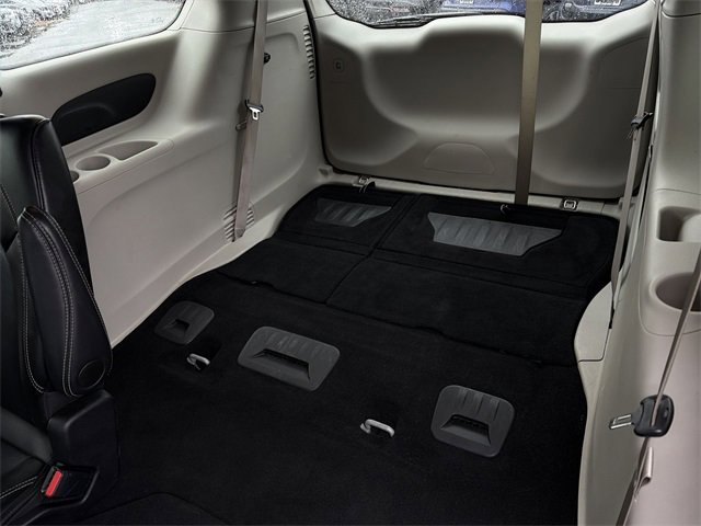 Used 2024 Chrysler Pacifica Touring-L image 22