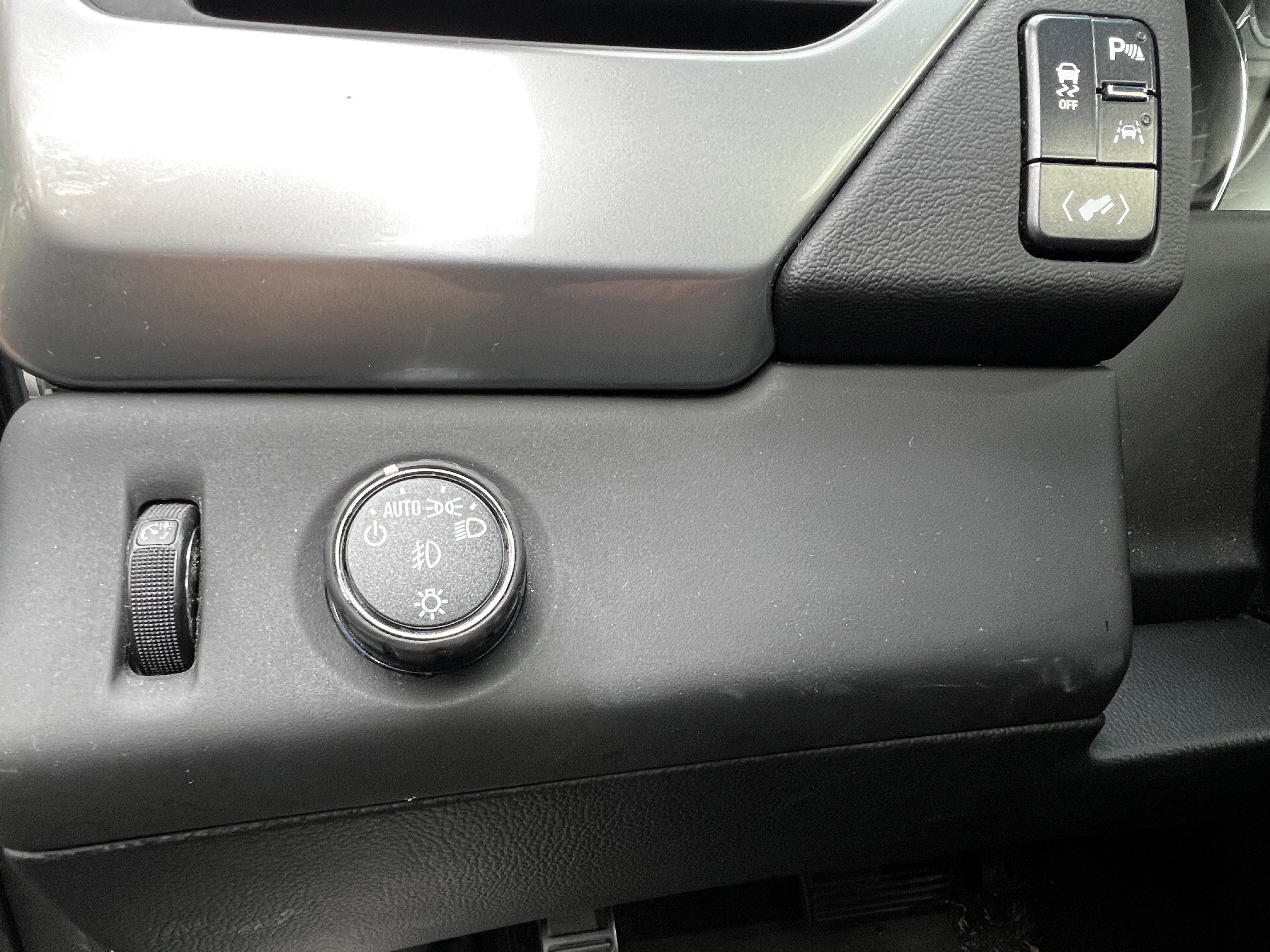 Used 2018 Chevrolet Suburban LT image 15