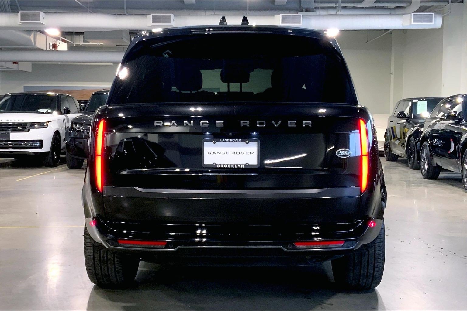 Used 2023 Land Rover Range Rover Long Wheelbase SE image 4