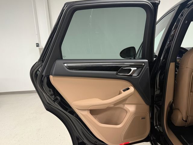 Certified 2026 Porsche Macan AWD/4WD image 32