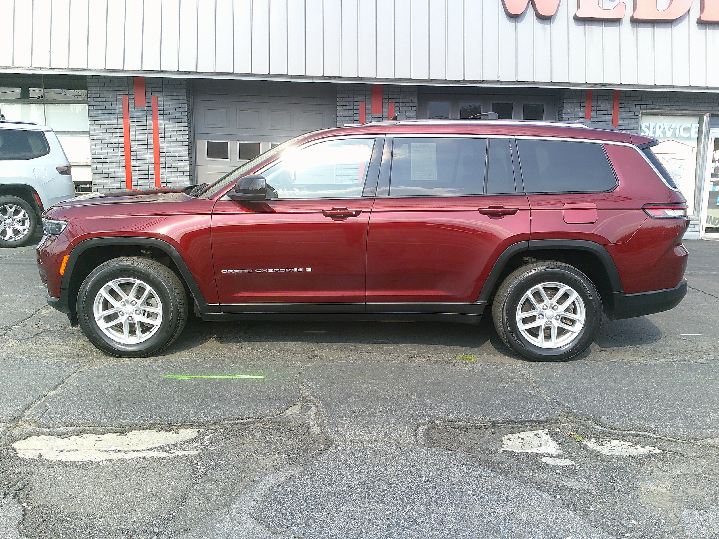 Used 2022 Jeep Grand Cherokee L Laredo w/ Luxury Tech Group I AWD/4WD image 11