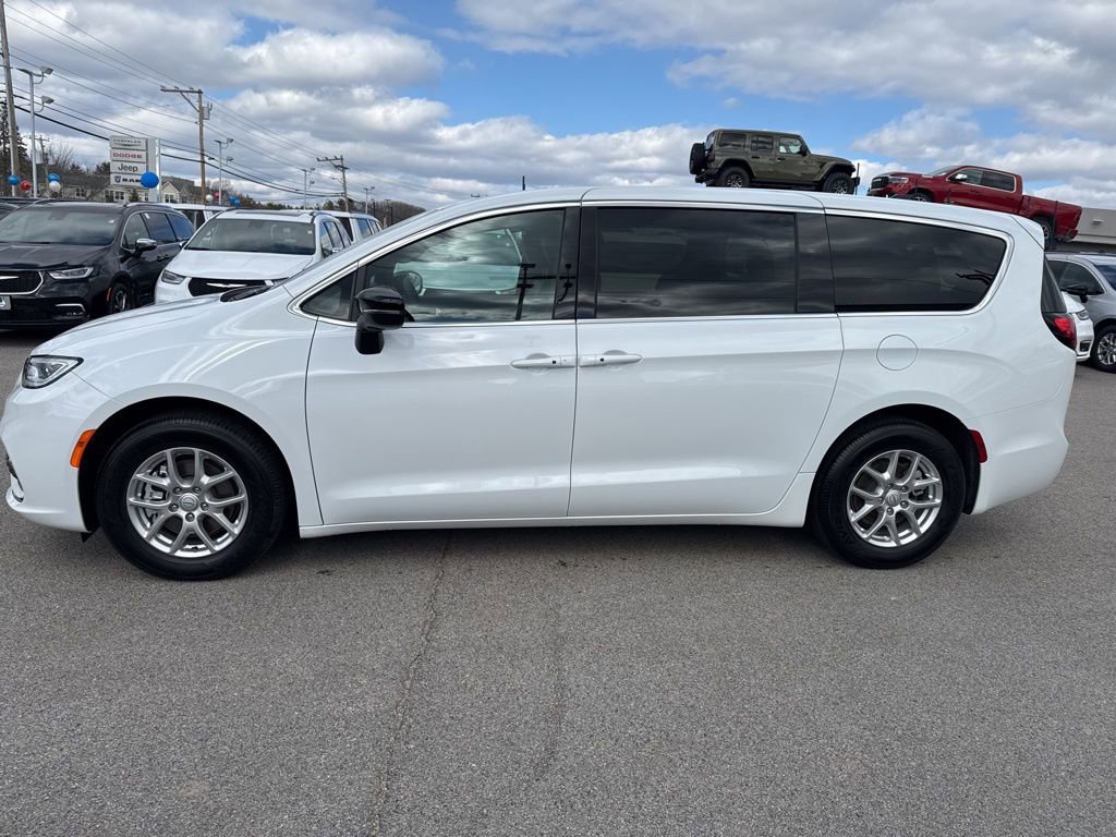 New 2026 Chrysler Pacifica Select FWD image 2