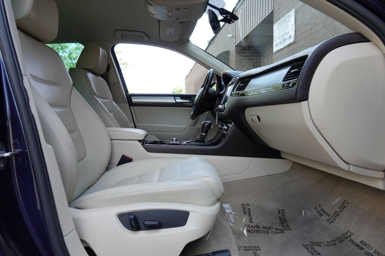 Used 2012 Volkswagen Touareg Sport image 41