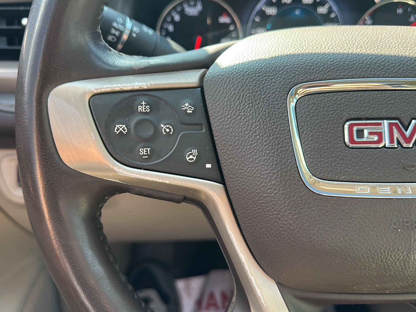 Used 2017 GMC Acadia Denali w/ Technology Package AWD/4WD image 31