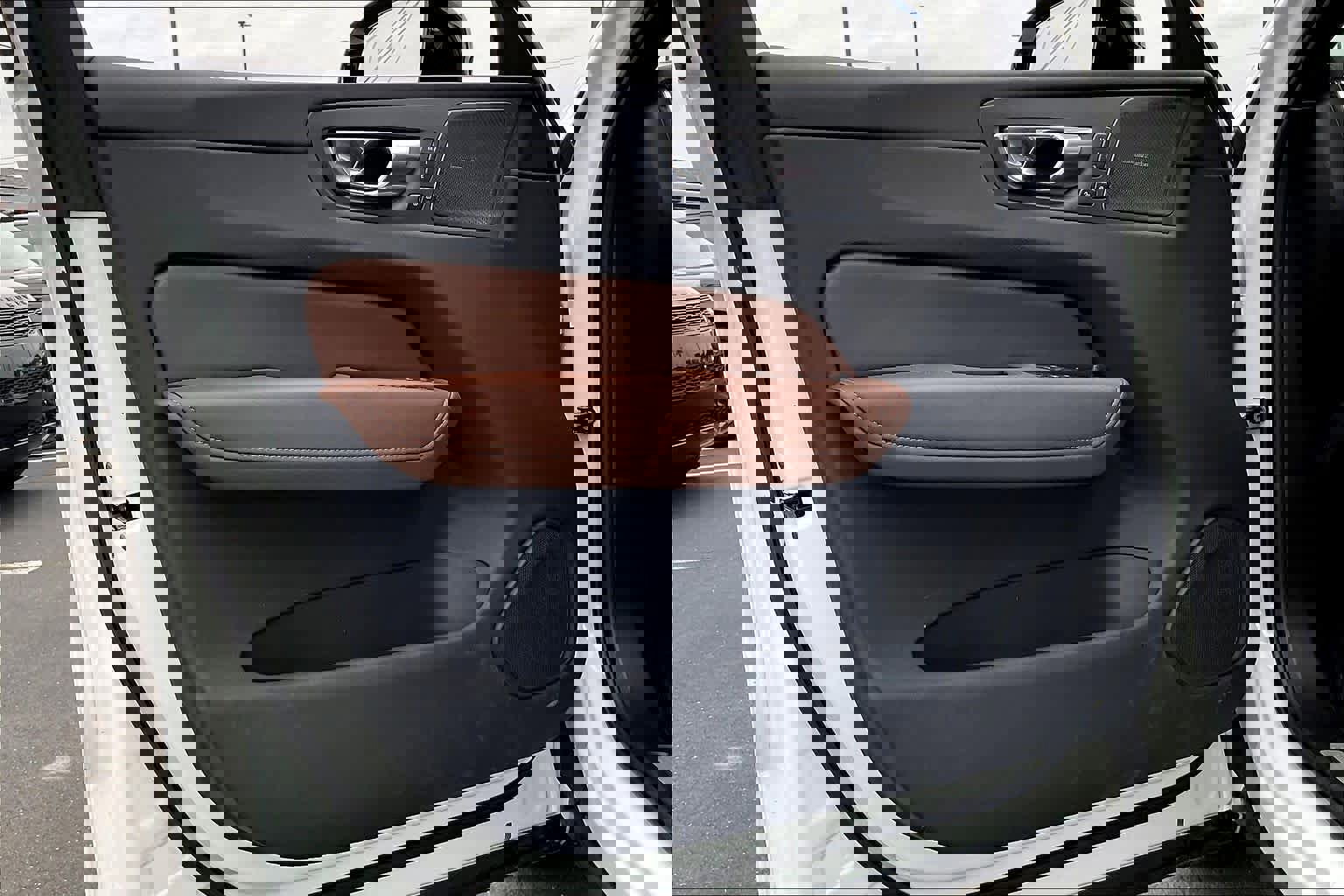 Used 2025 Volvo XC60 T8 Plus w/ Protection Package Premier image 25