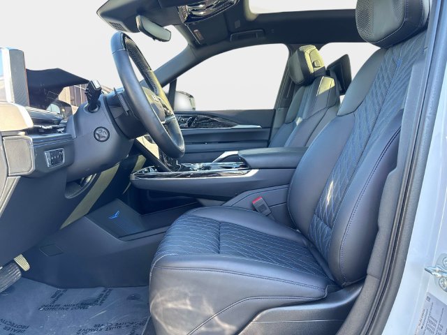Certified 2026 Cadillac Escalade IQL Sport 1 w/ LPO, ONYX Package AWD/4WD image 17