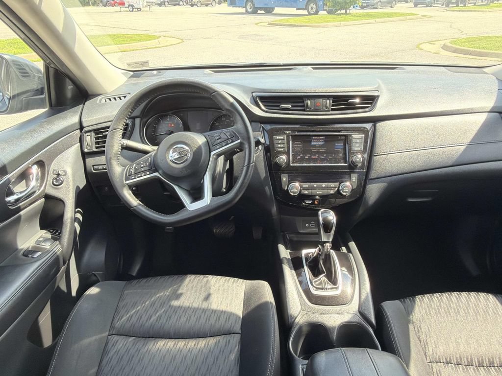 Used 2020 Nissan Rogue SV AWD/4WD image 2
