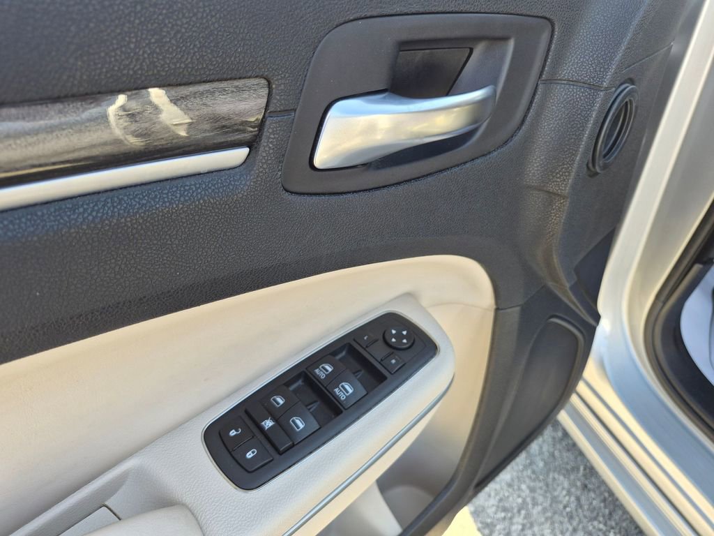 Used 2022 Chrysler 300 Touring w/ Sport Appearance Package image 12