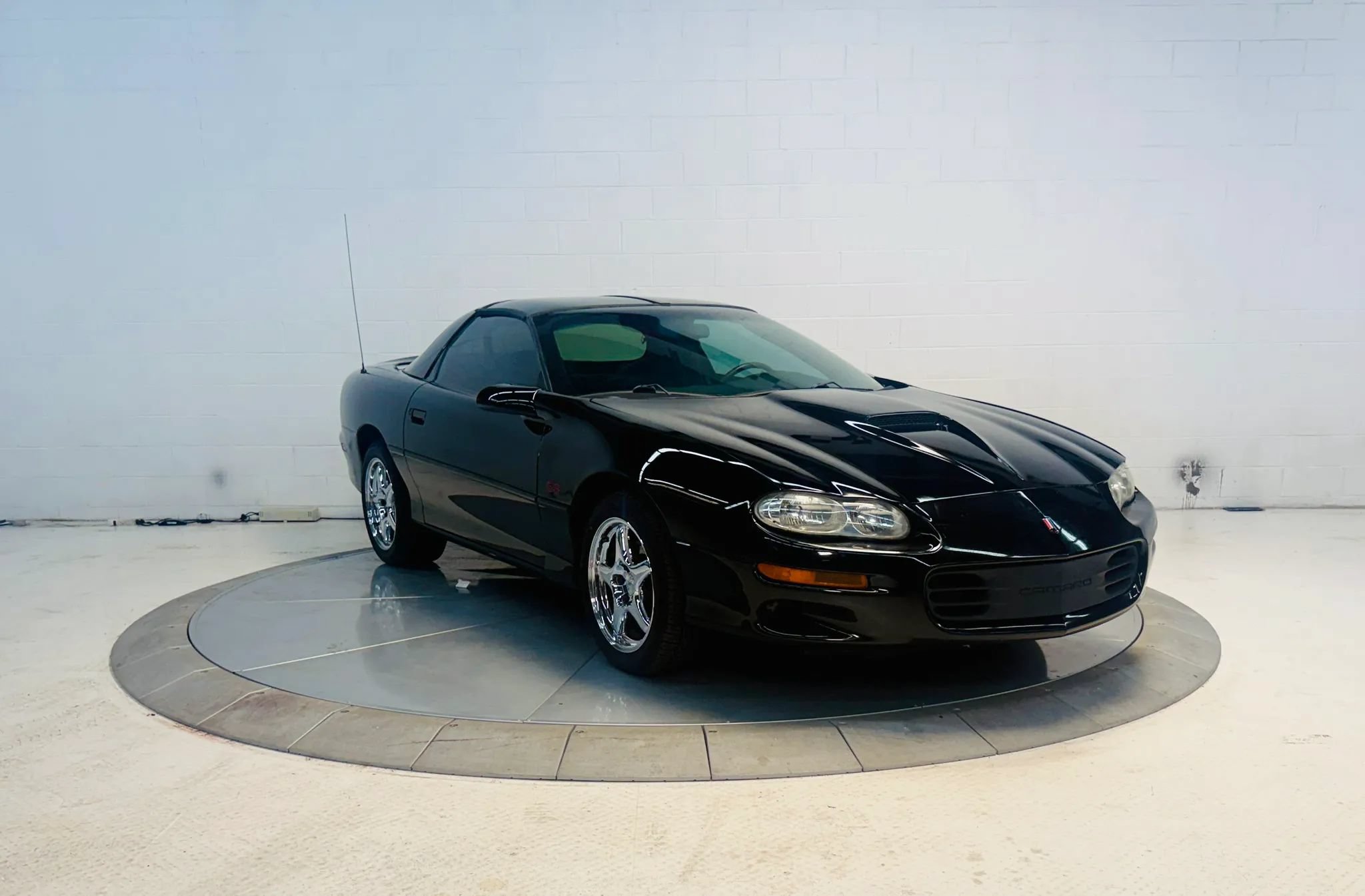 Used 2000 Chevrolet Camaro Z28 w/ SS Performance/Appearance Pkg RWD image 9
