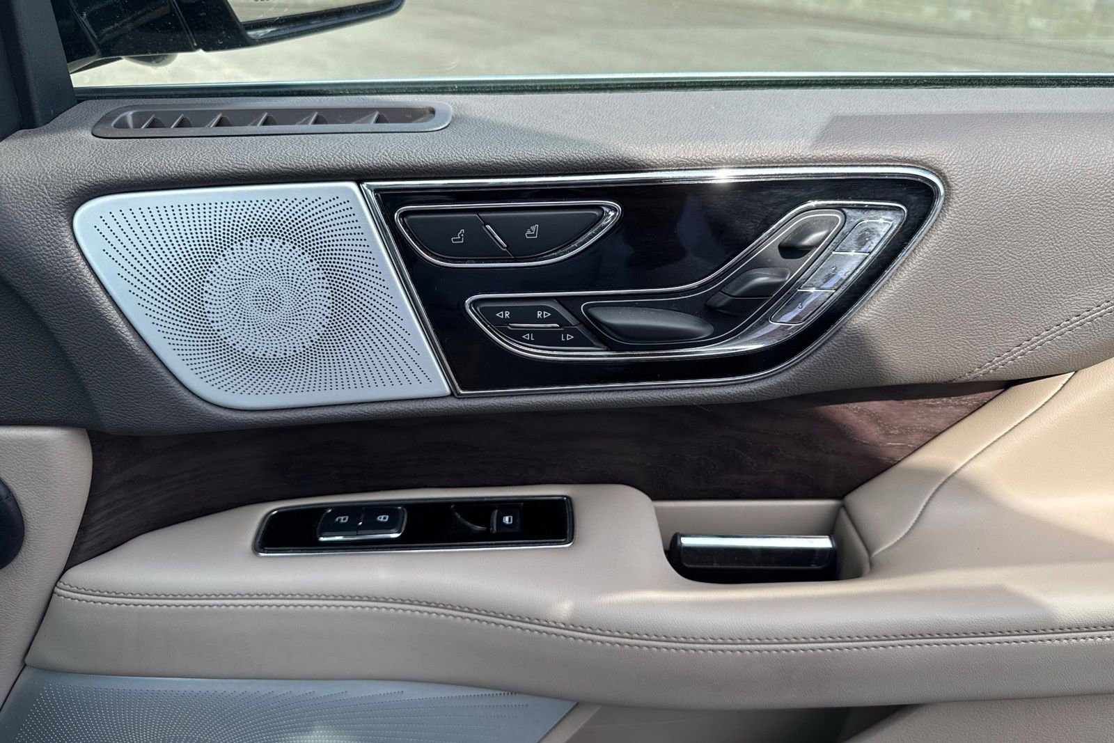 Used 2024 Lincoln Navigator Reserve AWD/4WD image 25