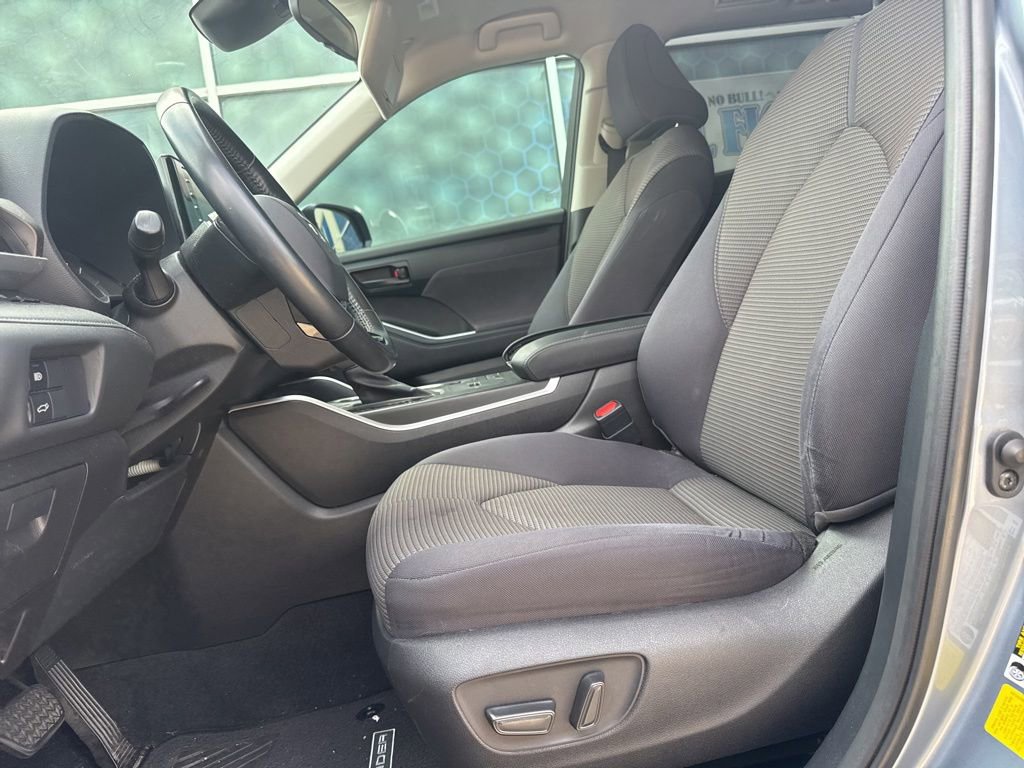 Used 2020 Toyota Highlander LE FWD image 8