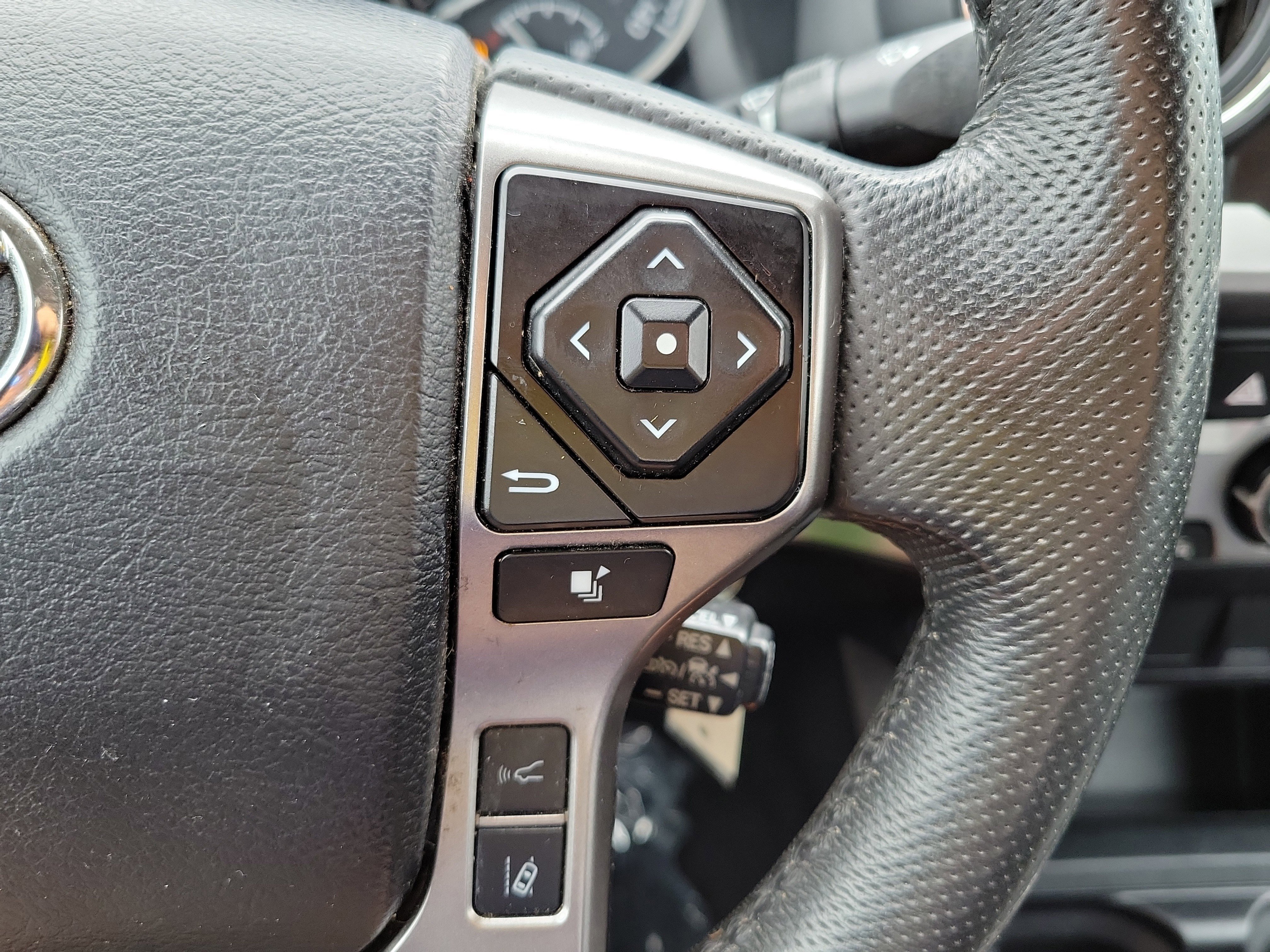 Used 2022 Toyota Tacoma SR5 w/ SR5 Appearance Package (SM) RWD image 22