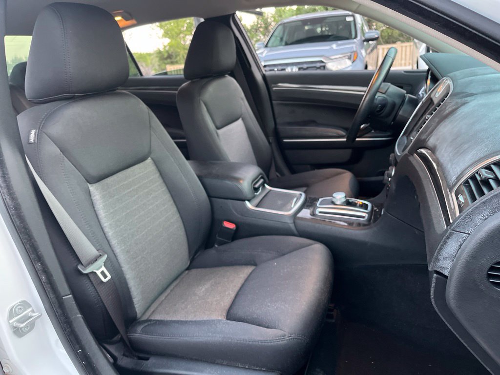 Used 2020 Chrysler 300 Touring w/ Chrome Appearance Package RWD image 26