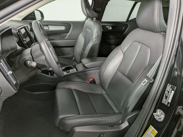 Used 2025 Volvo XC40 B5 Plus image 16