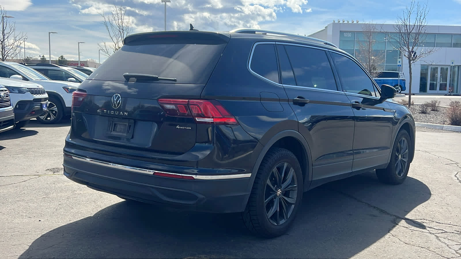 Used 2022 Volkswagen Tiguan SE w/ Panoramic Sunroof Package image 5