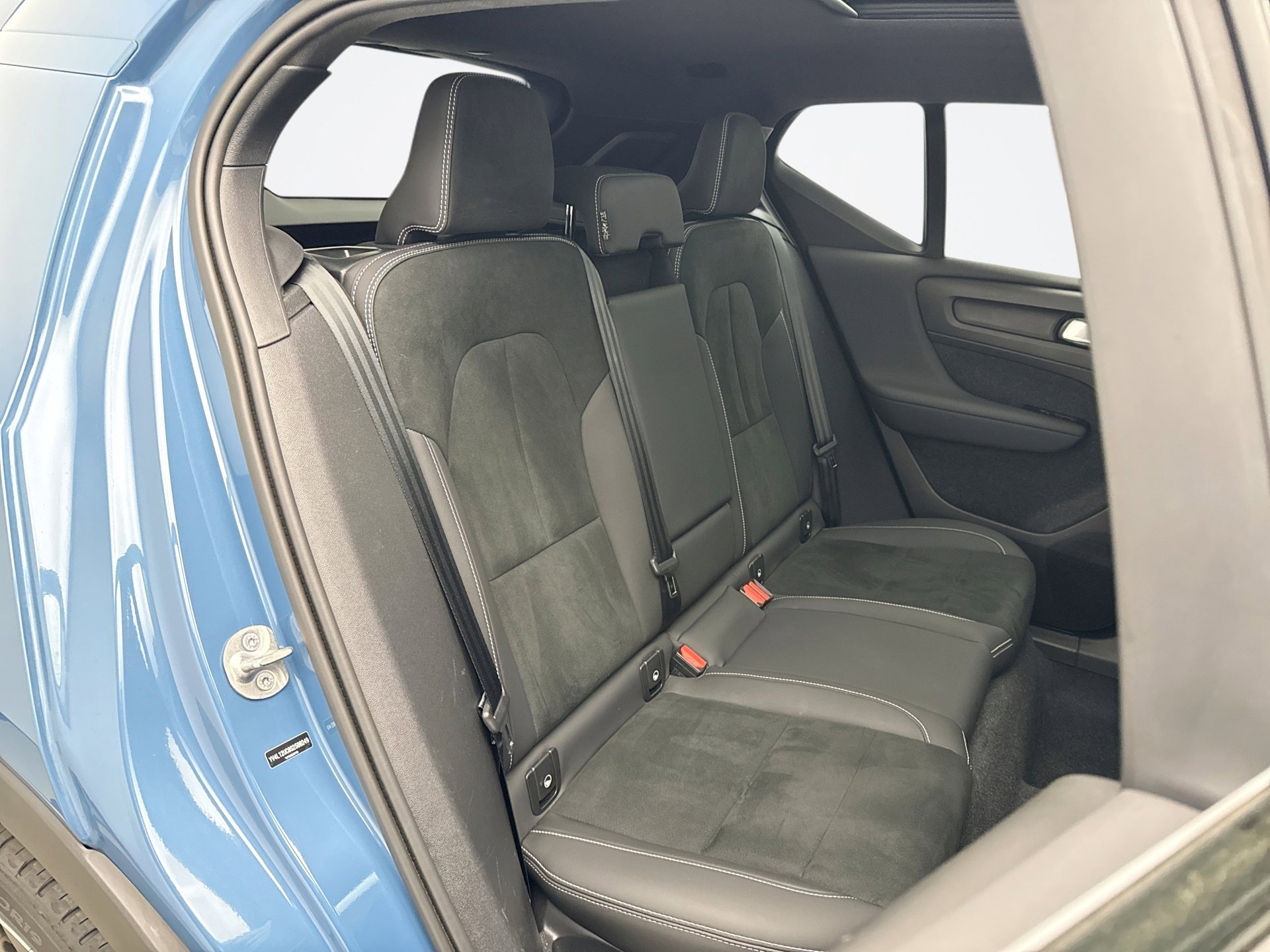 Used 2025 Volvo XC40 B5 Plus image 19