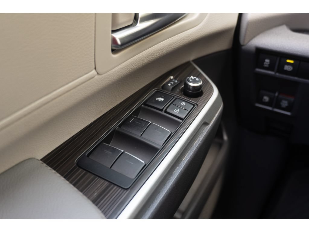 Used 2022 Toyota Sienna Limited FWD image 28