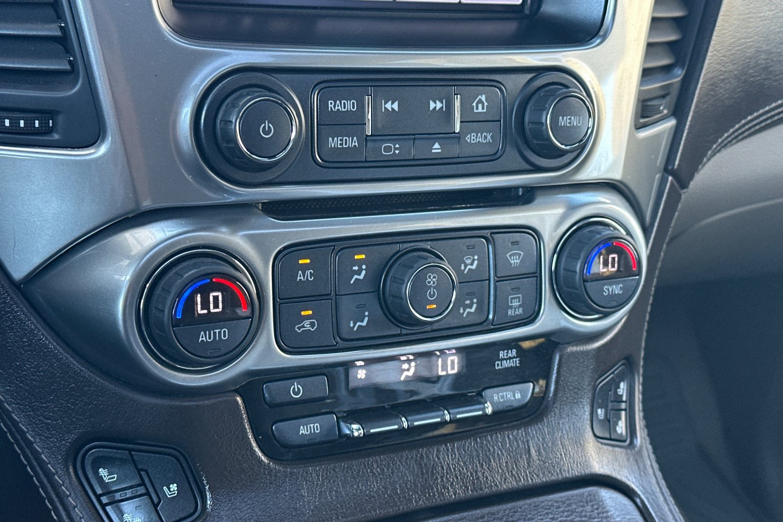 Used 2018 Chevrolet Suburban Premier AWD/4WD image 21