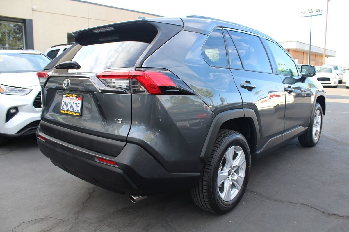 Used 2019 Toyota RAV4 LE w/ Carpet Mat Package FWD image 7