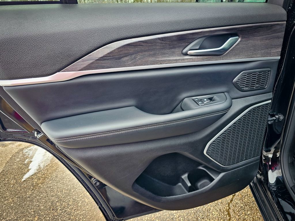 Used 2023 Jeep Grand Cherokee Limited w/ Black Appearance Package image 32