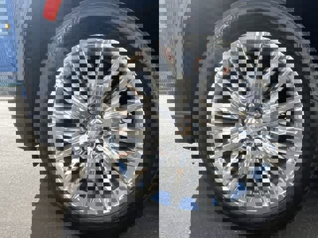 Used 2024 Chevrolet Suburban RST image 10