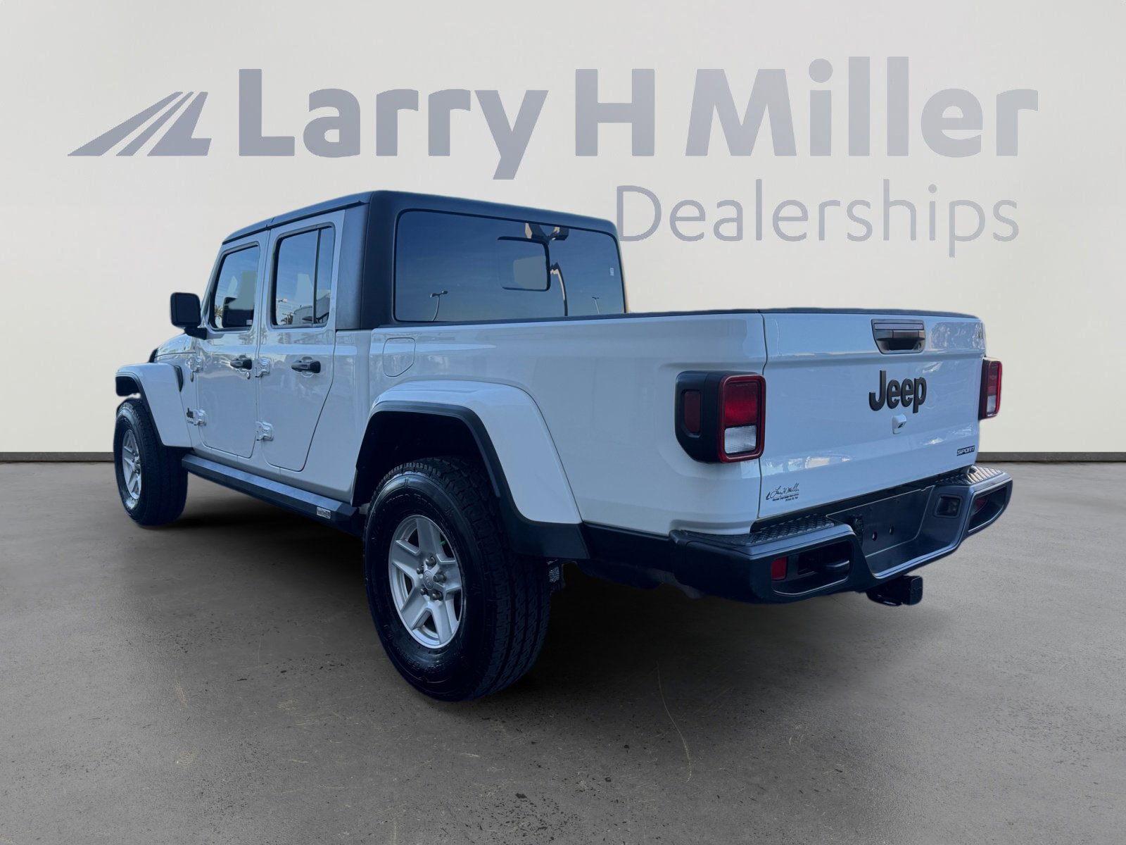 Used 2021 Jeep Gladiator Sport image 3