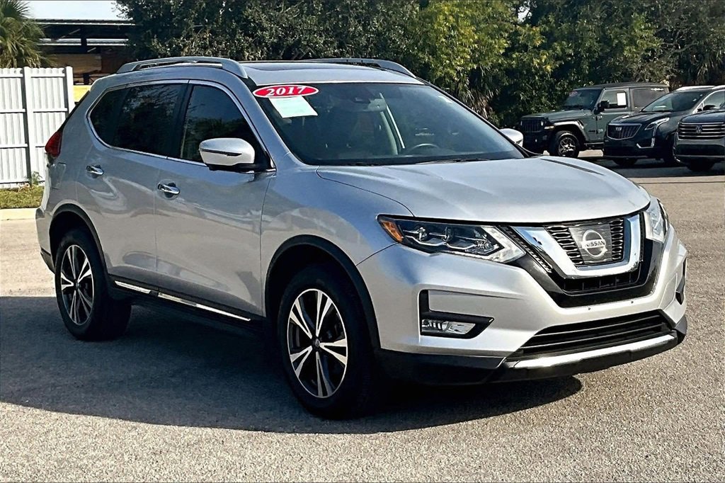Used 2017 Nissan Rogue SL w/ SL Premium Package image 2