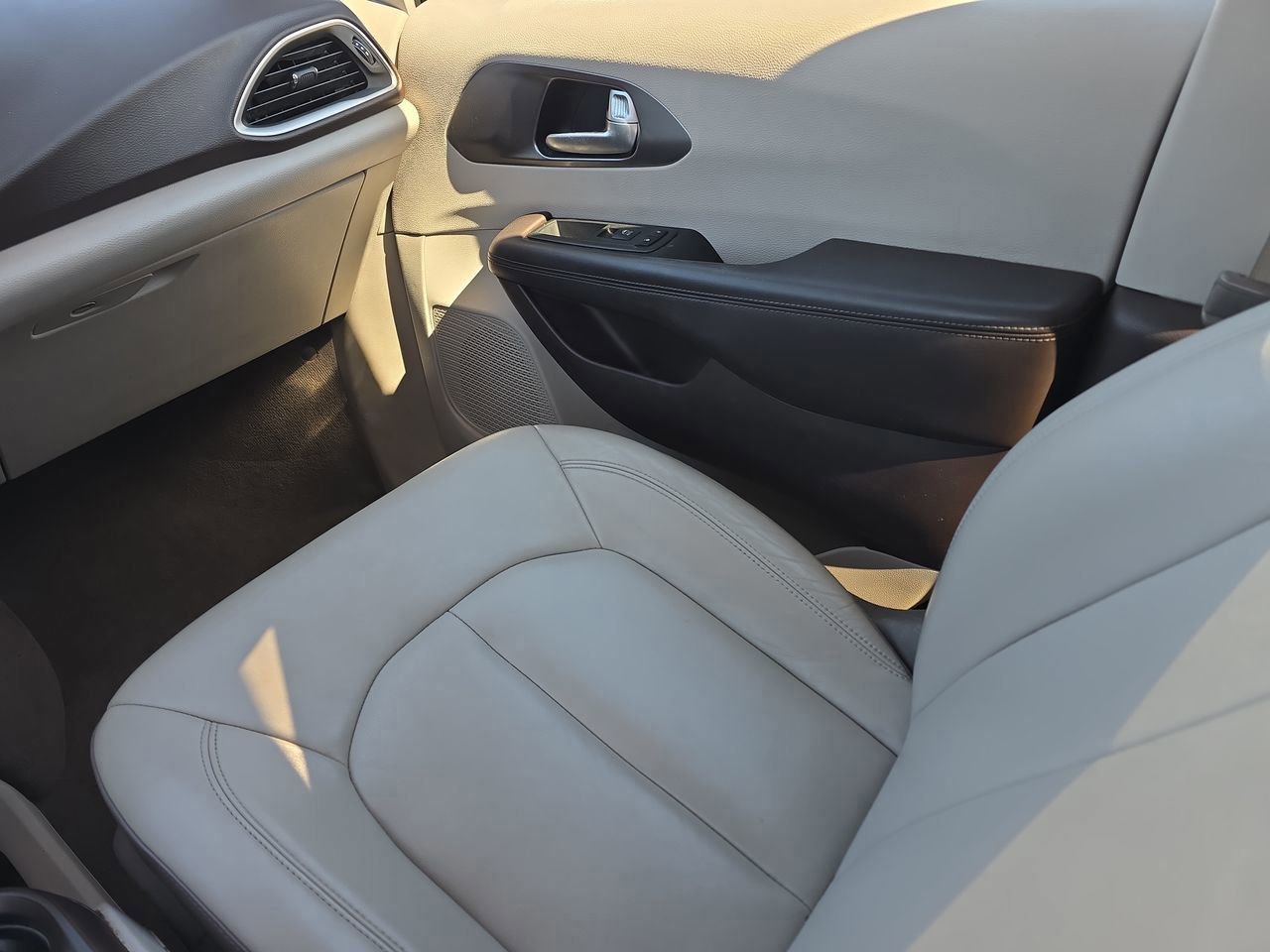 Used 2017 Chrysler Pacifica Touring-L image 12