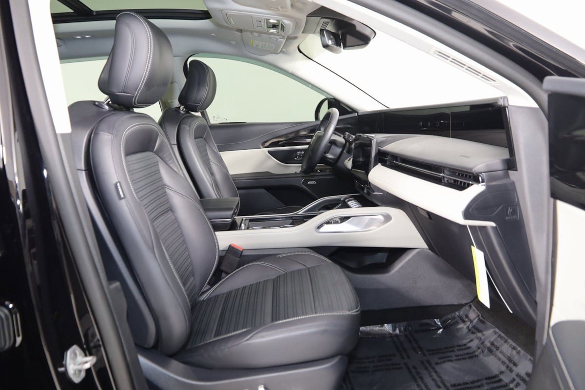 Used 2025 Lincoln Nautilus Reserve AWD/4WD image 13