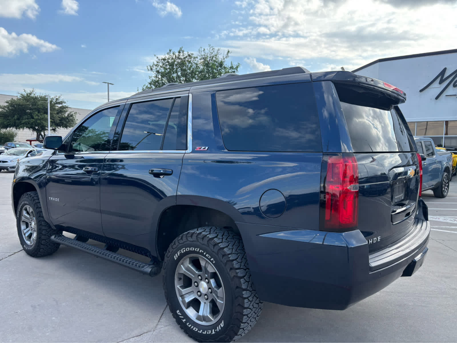 Used 2018 Chevrolet Tahoe LT w/ Luxury Package AWD/4WD image 2