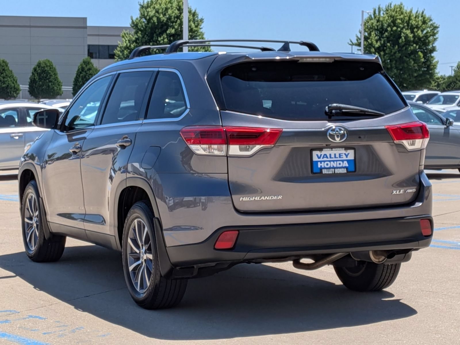 Used 2019 Toyota Highlander XLE AWD/4WD image 8