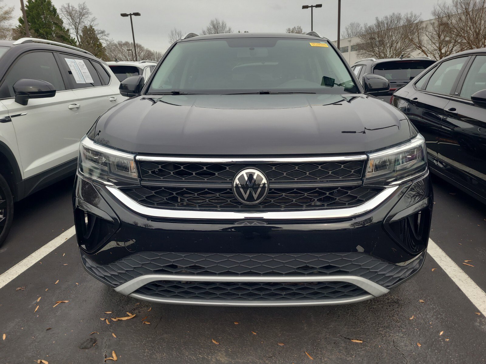 Certified 2022 Volkswagen Taos SE image 2