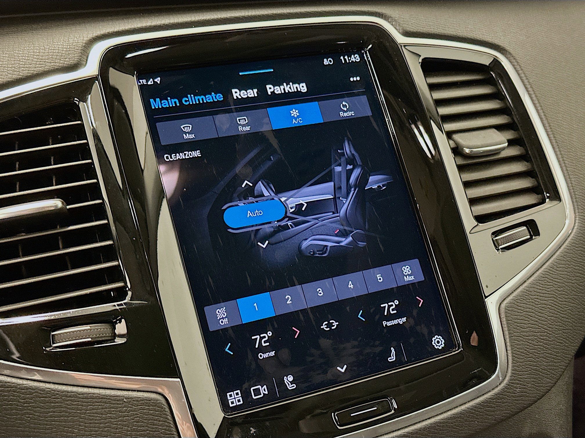 Used 2025 Volvo XC90 B6 Plus image 24