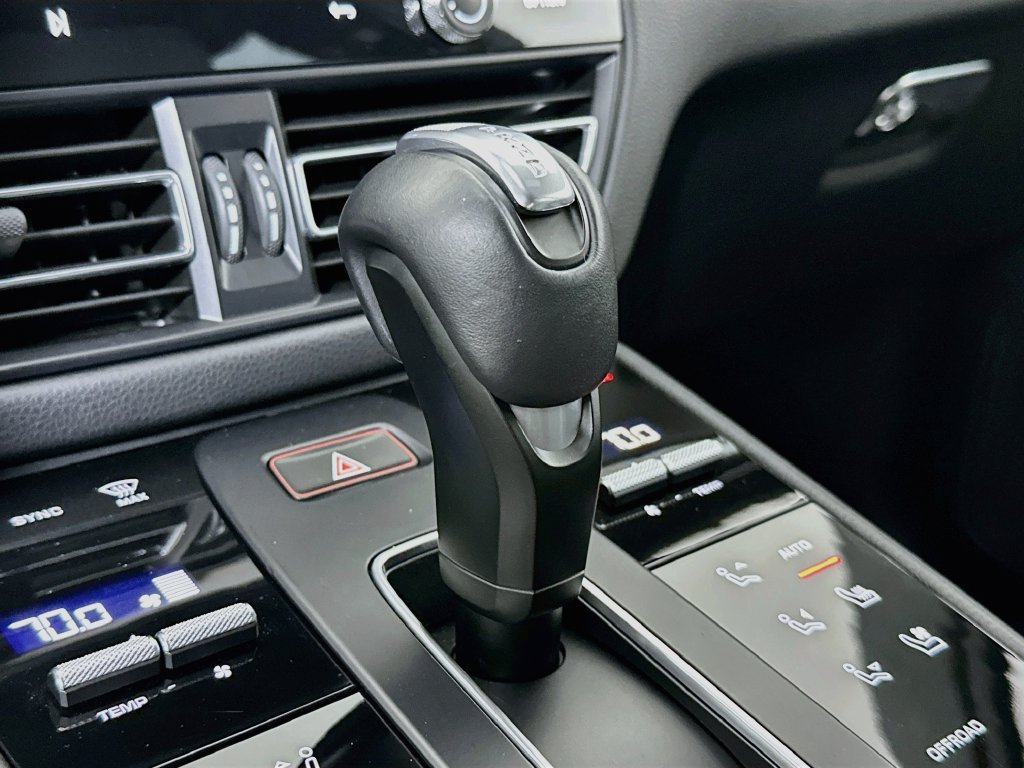 Certified 2023 Porsche Macan AWD/4WD image 19
