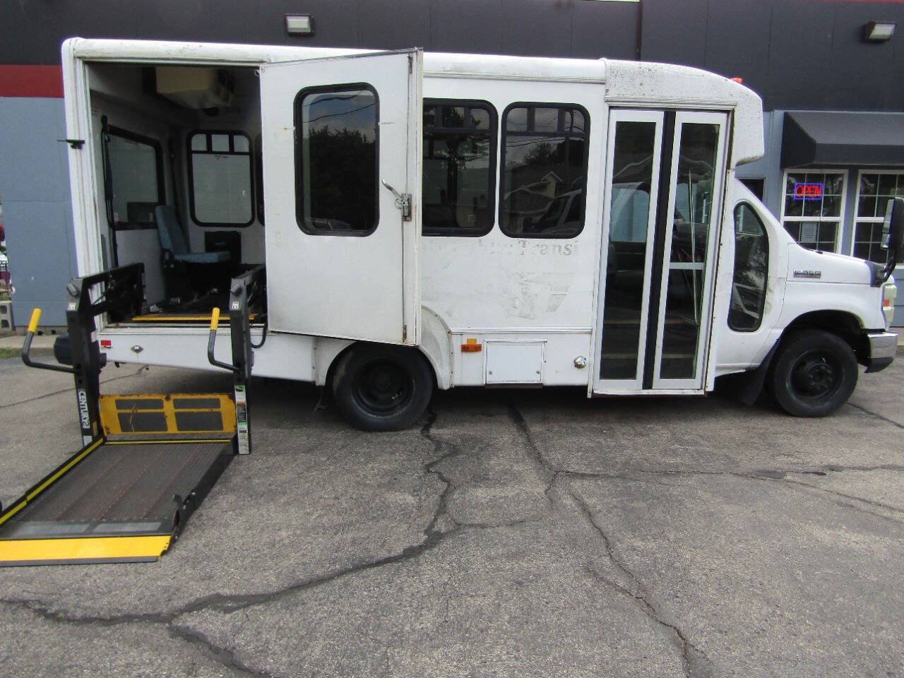 Used 2009 Ford E-350 and Econoline 350 Super Duty RWD image 2