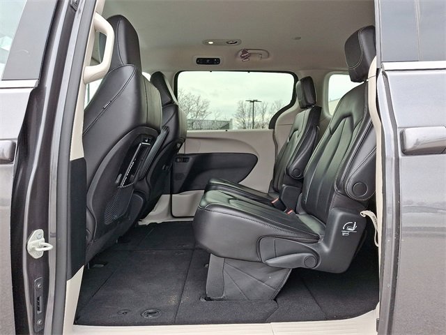 Used 2023 Chrysler Pacifica Touring-L image 13